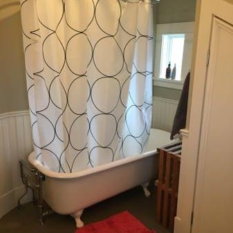 2 BR, 1 Bath Top Floor Suite in Renovated Heritage Home - Photo 4