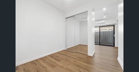 Modern 1-Bedroom ground floor Room with ensuite for Rent - Photo 3