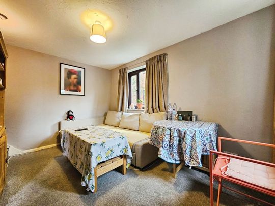 Dutch Barn Close, Stanwell, Staines-upon-Thames, Surrey, TW19 7NG - Photo 1