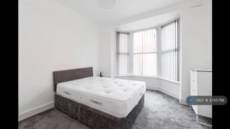 3 bedroom end of terrace house to rent - Photo 2