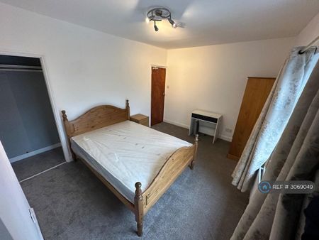1 bedroom in a house share to rent - Photo 4