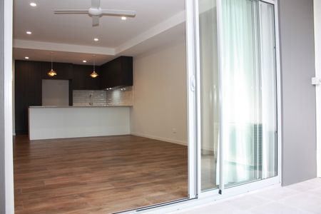 TOP FLOOR LUXURY Unfurnished 2 bed 2 bath 1 Basement Carpark - Photo 2