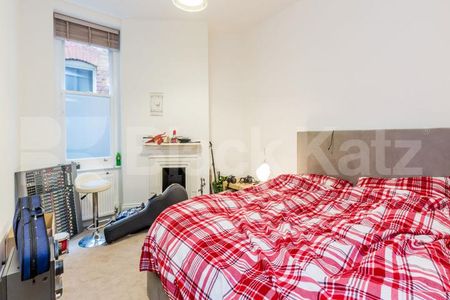 Modern 2 double bedroom property with open plan lounge with breakfast bar island - Photo 2