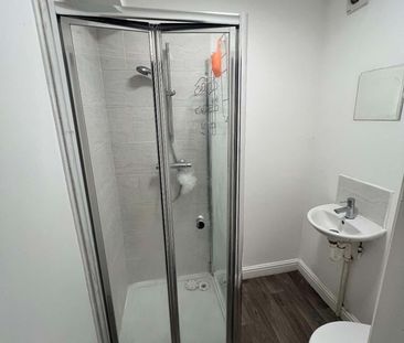 Room in a Shared House, Upper Town Street, LS13 - Photo 6