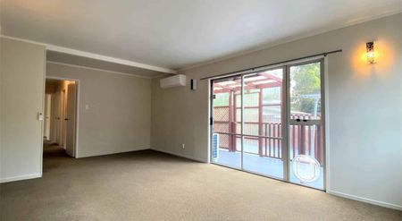 Bright & Sunny 3 Bedroom House in Titirangi - Photo 4