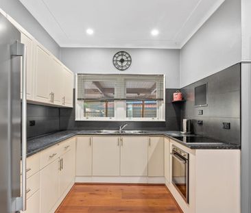 WELL PRESENTED FAMILY HOME IN GREAT LOCATION! - Photo 5