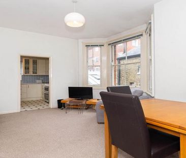 2 Bedroom, 1 bath, 1 reception Flat - Photo 3