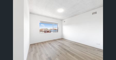 Bright, Modern Top-Floor Apartment in the Heart of Hillsdale - Photo 3