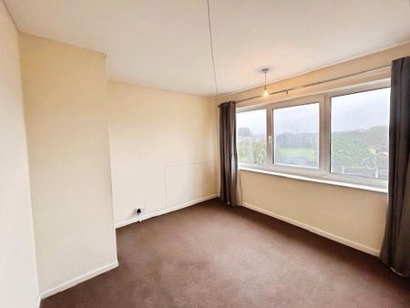 4 bedroom semi-detached house to rent - Photo 3