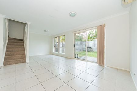 Accross the M1 from Robina Town Centre - Photo 2