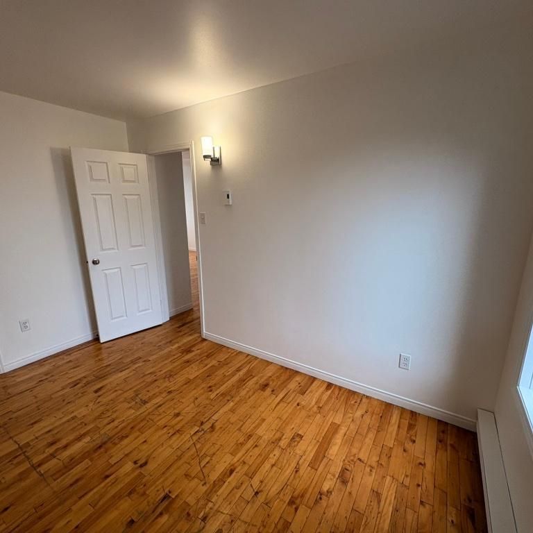 5 1/2 + entrée privée à louer - Photo 1