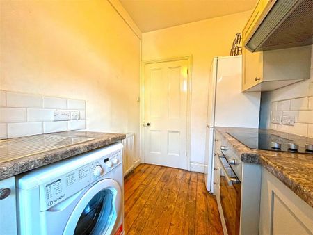 1 bedroom Flat to rent - Photo 2