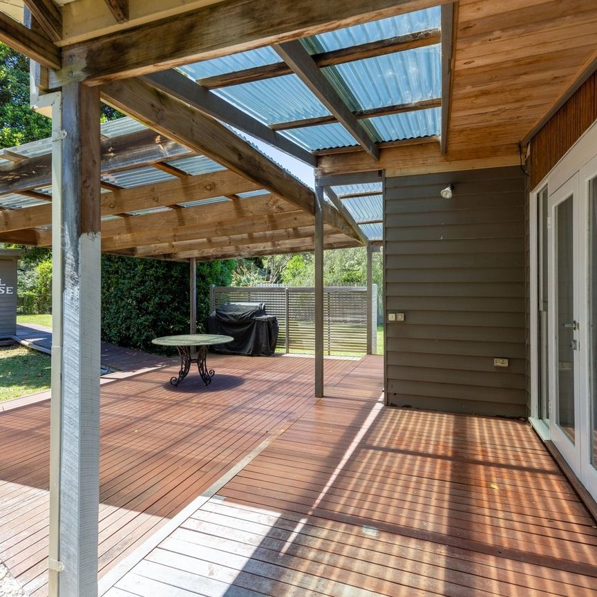 Coastal Charm Just Minutes from the Heart of Town - Fully Furnished - Photo 1