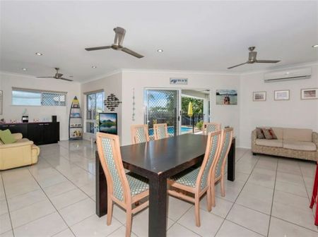 STUNNING 4 BEDROOM, 2 BATHROOM HOME + POOL + SOLAR! - Photo 2