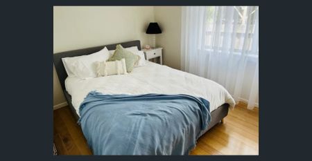 Spacious 3 Bedroom in Quiet Court location - Photo 4