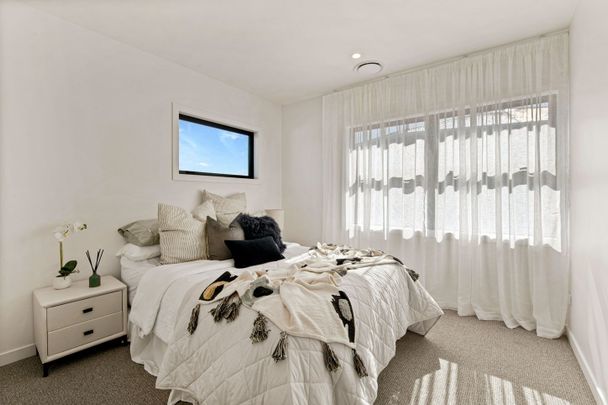 Modern Coastal Living in the Heart of Milford - 2/1 Omana Road, Milford - Photo 1