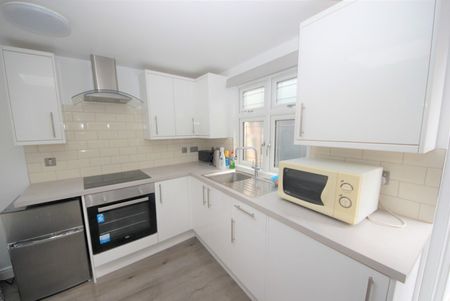 Holly Grove, Kingsbury, NW9 - Photo 3