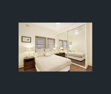 Art Deco Garden Apartment With Courtyard And Parking - Photo 3