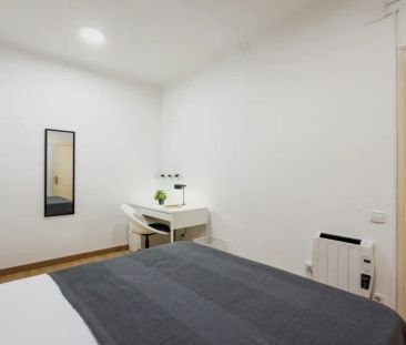 Double bed in Room in a shared 3-bedroom apartment for rent in Coll... - Foto 4