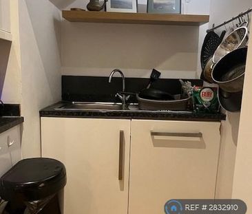 1 bedroom in a flat share to rent - Photo 2