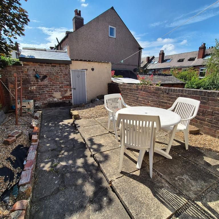 1 bedroom in a house share to rent - Photo 1