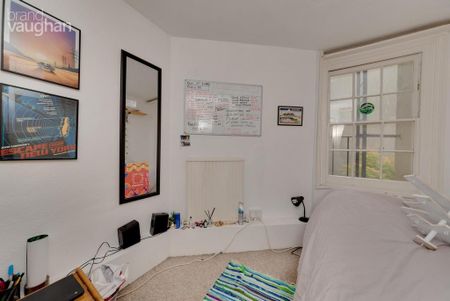 4 bedroom end of terrace house to rent - Photo 2