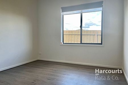 Spacious 4 Bedroom Family Home in South Morang - Photo 4