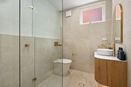 Peaceful Ground Floor Apartment Just Moments from the Bay - Photo 5