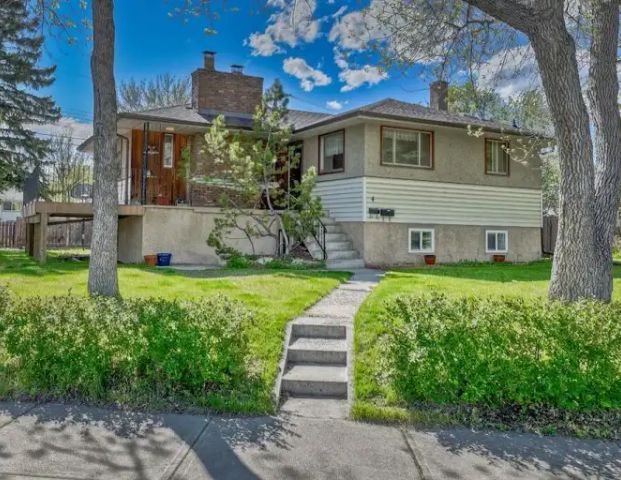 2 bedroom Lynnwood basement suite. 1000 sqft, huge yard | Calgary - Photo 1