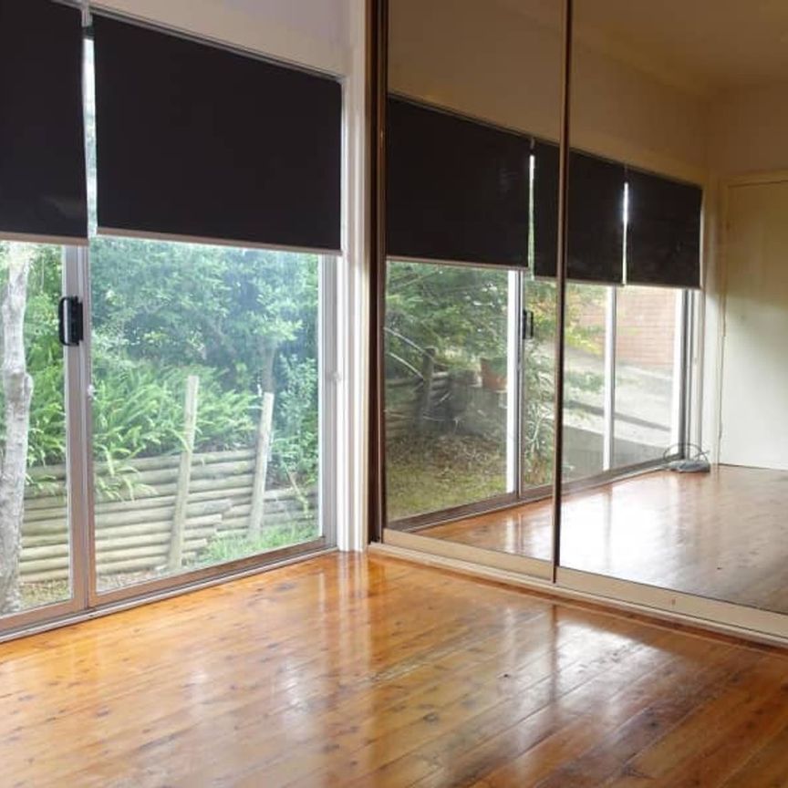 A room in a comfortable shared home, perfect for students or singles - Photo 1