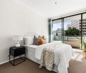 Sunlit city escape in 'Paramount' - Photo 6