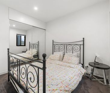 Sleek Apartment in Vibrant Fitzroy North - Photo 2