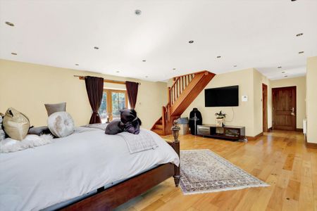 Available to let is this spectacular family home, in great location, set in an acre of gardens, with tennis court and in and out driveway. - Photo 3