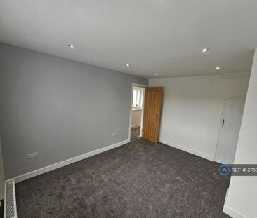 4 bedroom semi-detached house to rent - Photo 3
