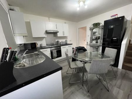 2 bedroom terraced house to rent - Photo 4