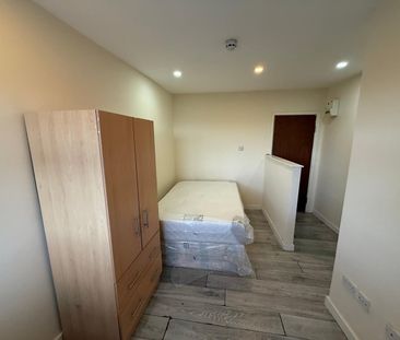 Studio Flat, Ashbourne Parade, W5 - Photo 2