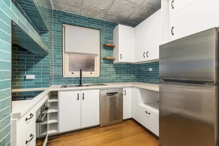 Charming Renovated Two-Bedroom Apartment in Prime St Kilda Location - Photo 2