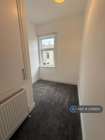 2 bedroom end of terrace house to rent - Photo 2