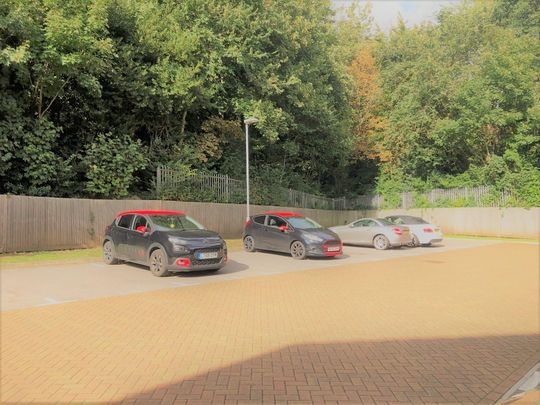 Walton Road, Bushey - Photo 1