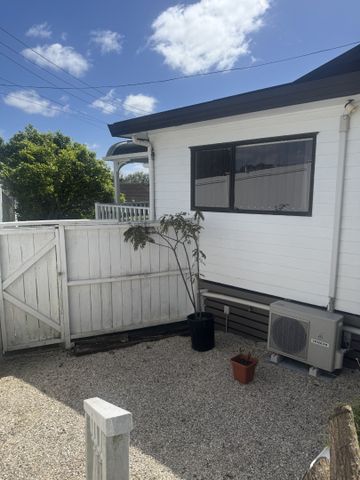 Looking for a home with great street appeal? - Photo 3