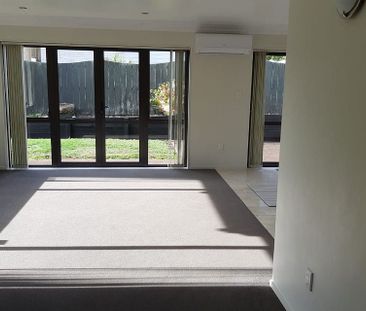 Family Home / Master with Ensuite/ Walk-in WRobe - Photo 2