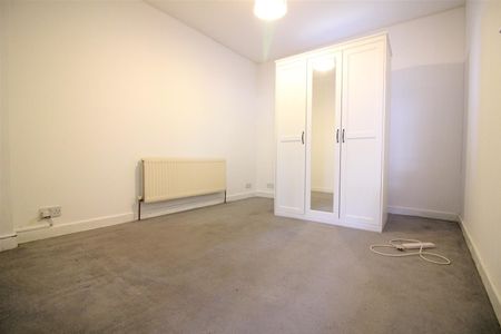 Sutton Square, Hounslow - Photo 3