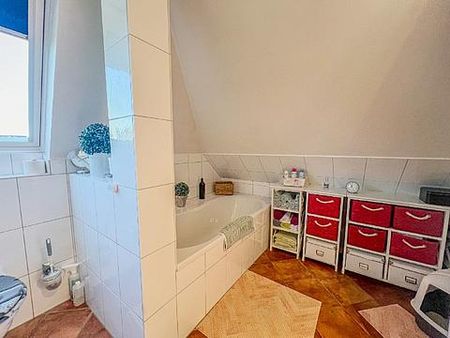 Gemütliche 40m² große 2-Zimmer-Dachgeschosswohnung mit Südbalkon in begehrter Lage von Hagen-Emst - Photo 2