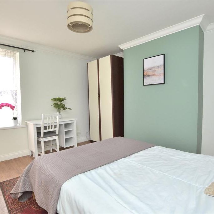 4 bedroom end of terrace house to rent - Photo 1