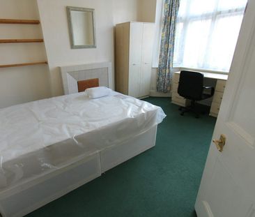 Flat to rent on - Photo 1