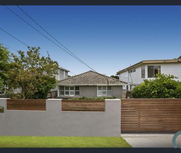 Beautifully Renovated Family Home in Prime Collaroy Plateau Location - Photo 2
