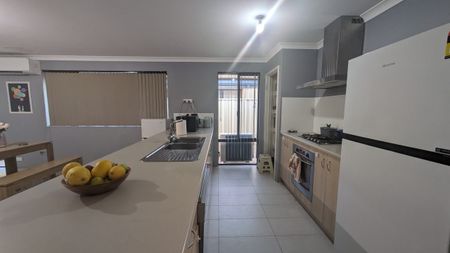 LARGE, SPACIOUS ROOM WITH AIR CONDITIONING in a QUAINT and QUIET NEIGHBOURHOOD!!! - Photo 3