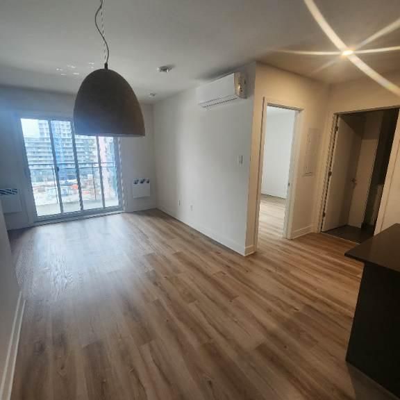 Cession de bail 3 1/2 moderne Centre ville de Laval – Disponible immédiatement – 1529$ - Photo 1