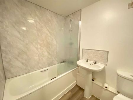 A contemporary apartment forming part of a modern development set in vibrant Crawley. - Photo 2