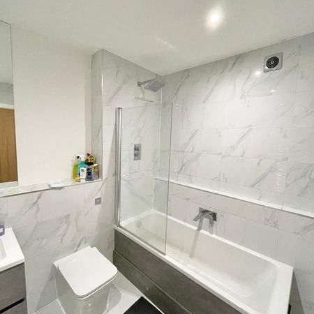 1 bedroom in a flat share to rent - Photo 4